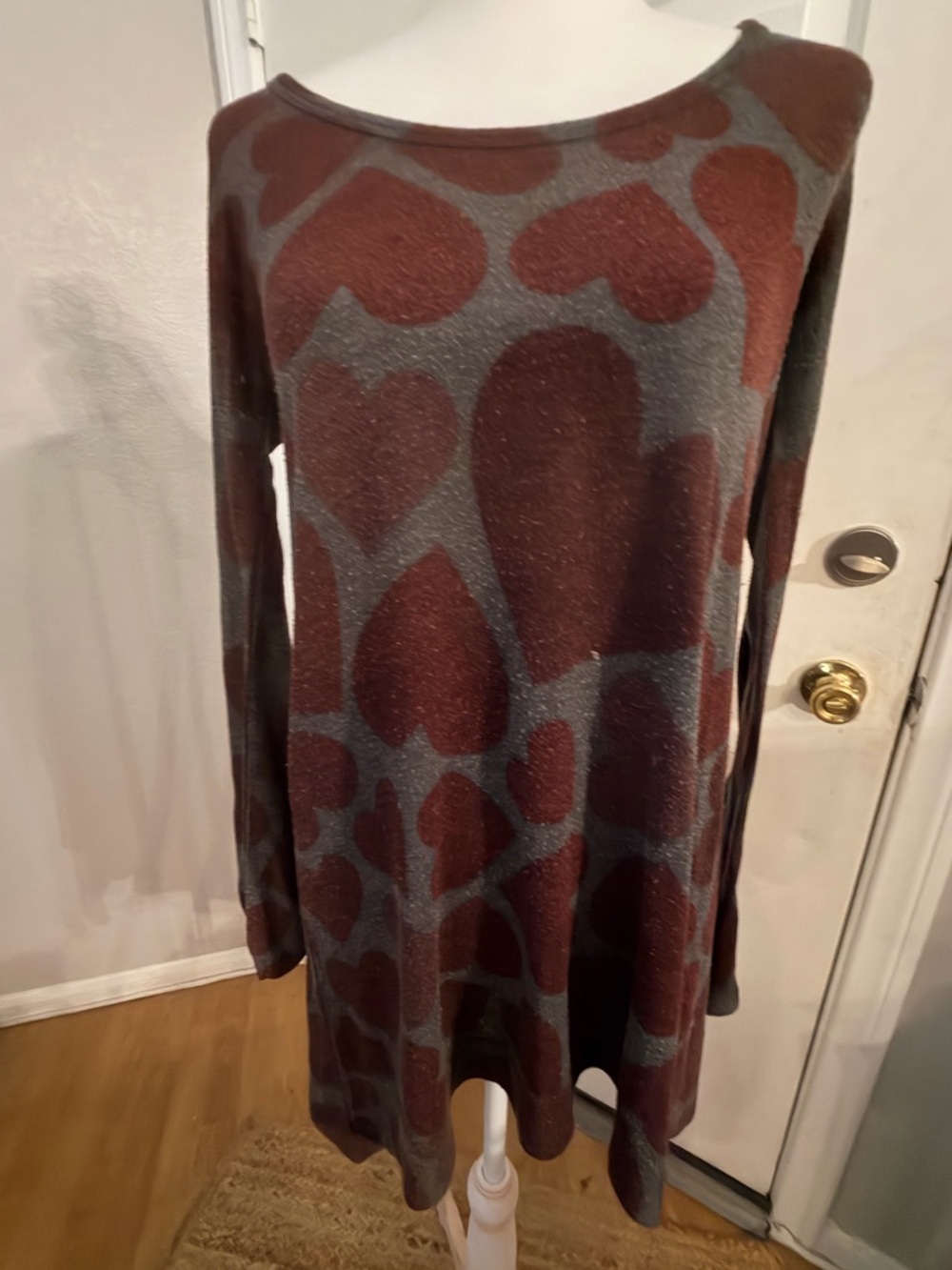 Go Couture | Gray Knit Tunic with burgundy Heart Accents, medium. GUC